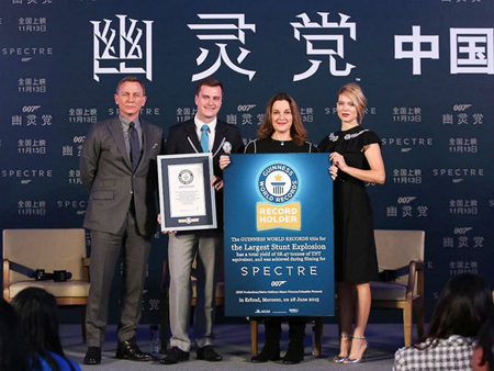 Chụp màn hình Guinness World RecordDaniel Craig cùng bạn diễn và nhà sản xuất đón nhận vinh dự này tại Trung Quốc